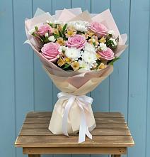 Букет цветов из:  Гвоздики, Орхидеи и Розы в Чамлыкской