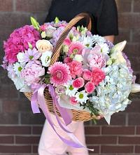 Композиция солнечный день в Чамлыкской Цветочная композиция из Розы, Хризантемы, Пионы и Лизиантусы в корзине в Чамлыкской