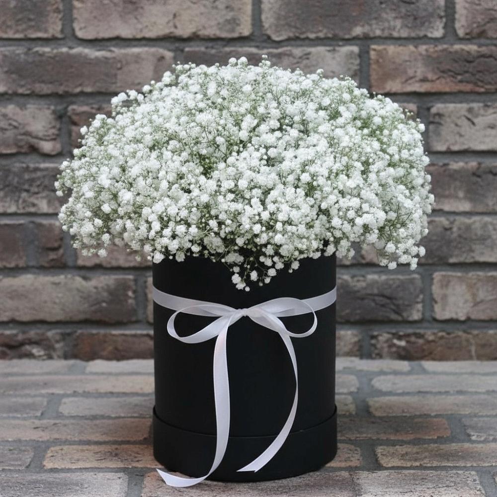 Цветочная композиция из Гипсофила в шляпной коробке в Чамлыкской