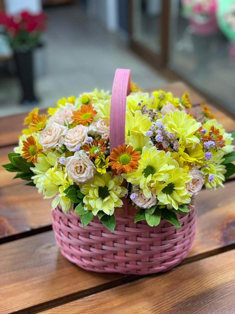 Цветочная композиция из Хризантемы и Розы в корзине в Чамлыкской