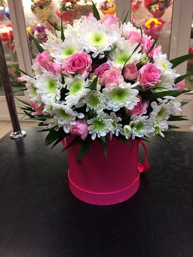 Цветочная композиция из Розы и Хризантемы в шляпной коробке в Чамлыкской