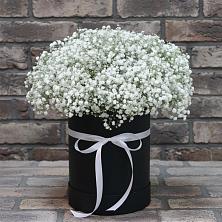 Цветочная композиция из Гипсофила в шляпной коробке в Чамлыкской