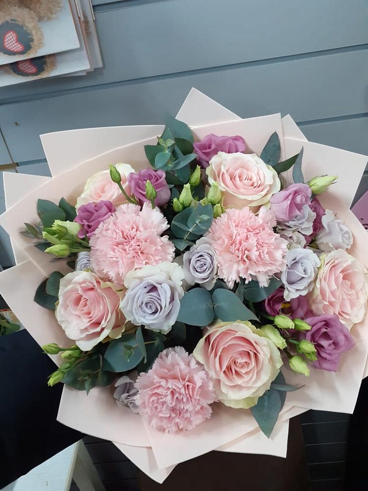 Букет цветов из: Розы, Гвоздики и Лизиантусы в Чамлыкской