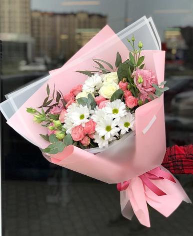 Букет цветов из: Розы, Лизиантусы и Хризантемы в Чамлыкской