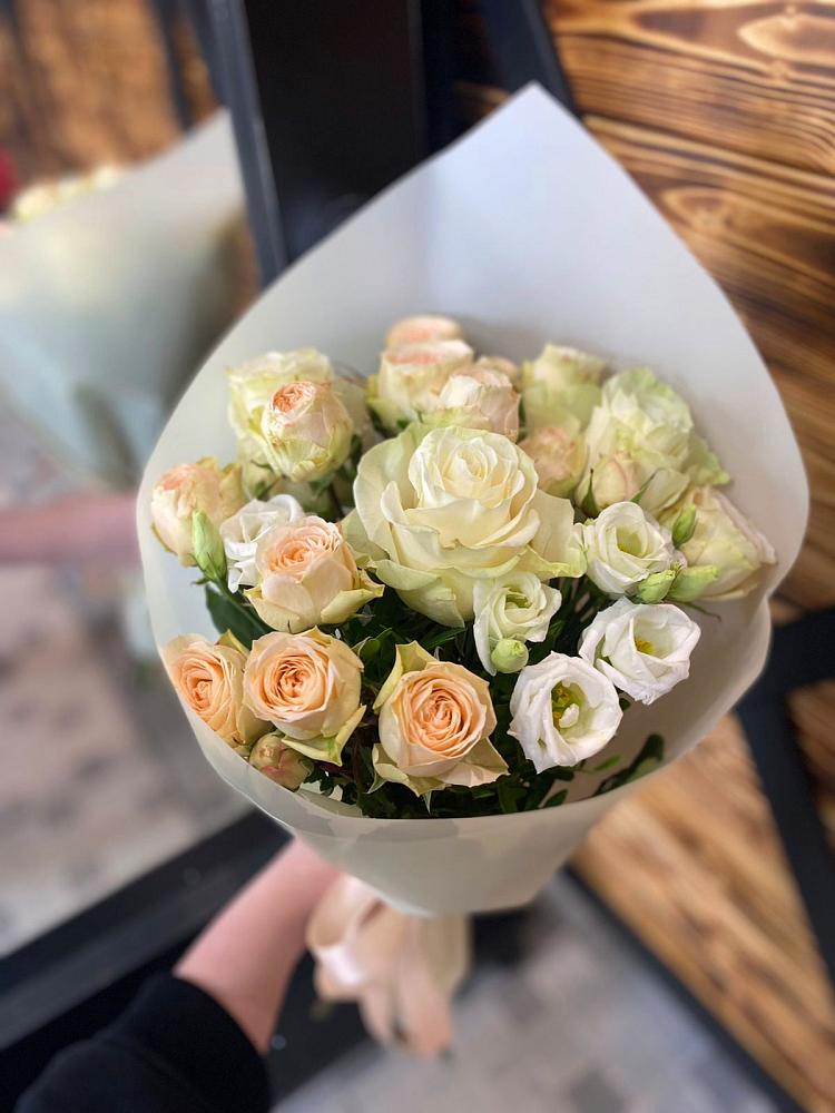 Букет цветов из: Розы и Лизиантусы в Чамлыкской